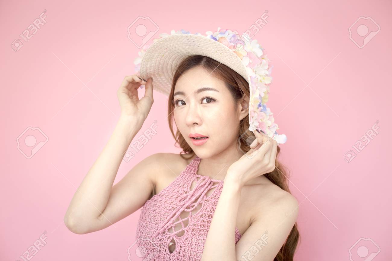 美しい韓国女性が夏のコンセプトは 30 歳 ピンクの背景に分離とピンクの背景でポーズします の写真素材 画像素材 Image 美しい韓国女性が夏のコンセプトは 30 歳 ピンクの背景に分離とピンクの背景でポーズします の写真素材 画像素材 Image