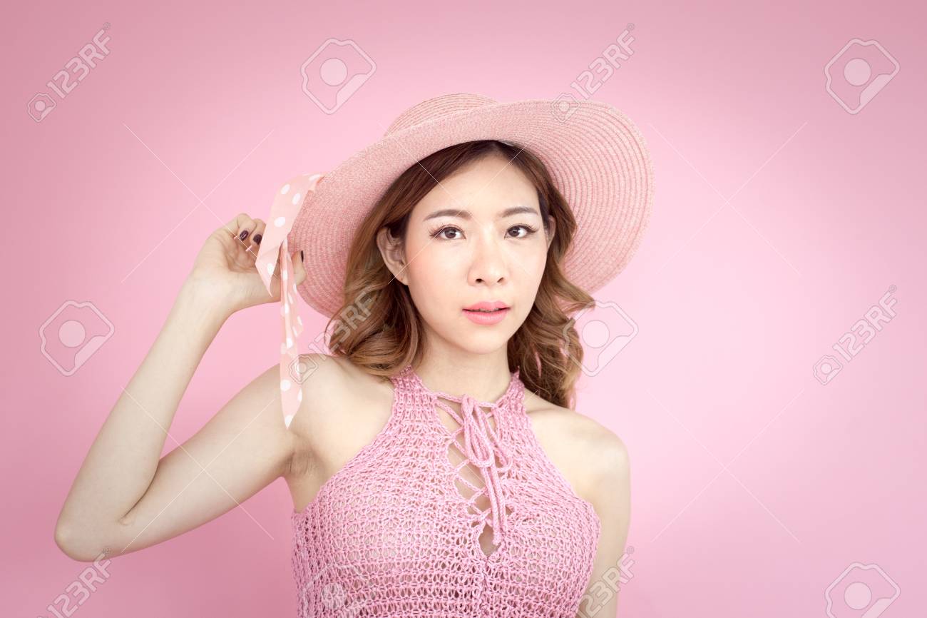 クローズ アップ夏コンセプトで 30 歳 ピンクの背景に分離された韓国美人 の写真素材 画像素材 Image