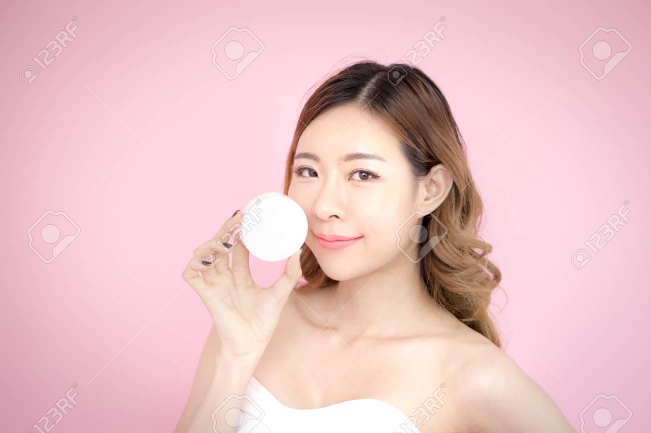 クローズ アップ製品 30 歳 ピンクの背景の分離を持って韓国美人 の写真素材 画像素材 Image