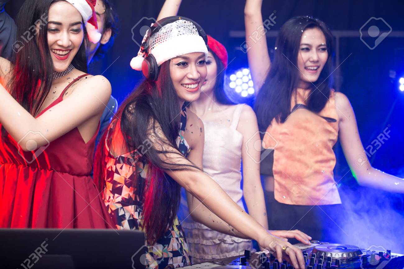 젊은 아시아 여자 춤 함께 나이트 클럽의 그룹입니다. 여자 Attractives 웃 고 춤입니다. 파티 개념을 가진 사람들. 로열티  무료 사진, 그림, 이미지 그리고 스톡포토그래피. Image 88318405