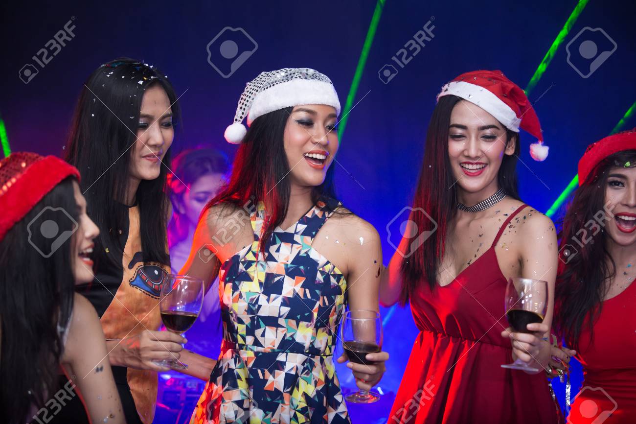 젊은 아시아 여자 춤 함께 나이트 클럽의 그룹입니다. 여자 Attractives 웃 고 춤입니다. 파티 개념을 가진 사람들. 로열티  무료 사진, 그림, 이미지 그리고 스톡포토그래피. Image 88318415