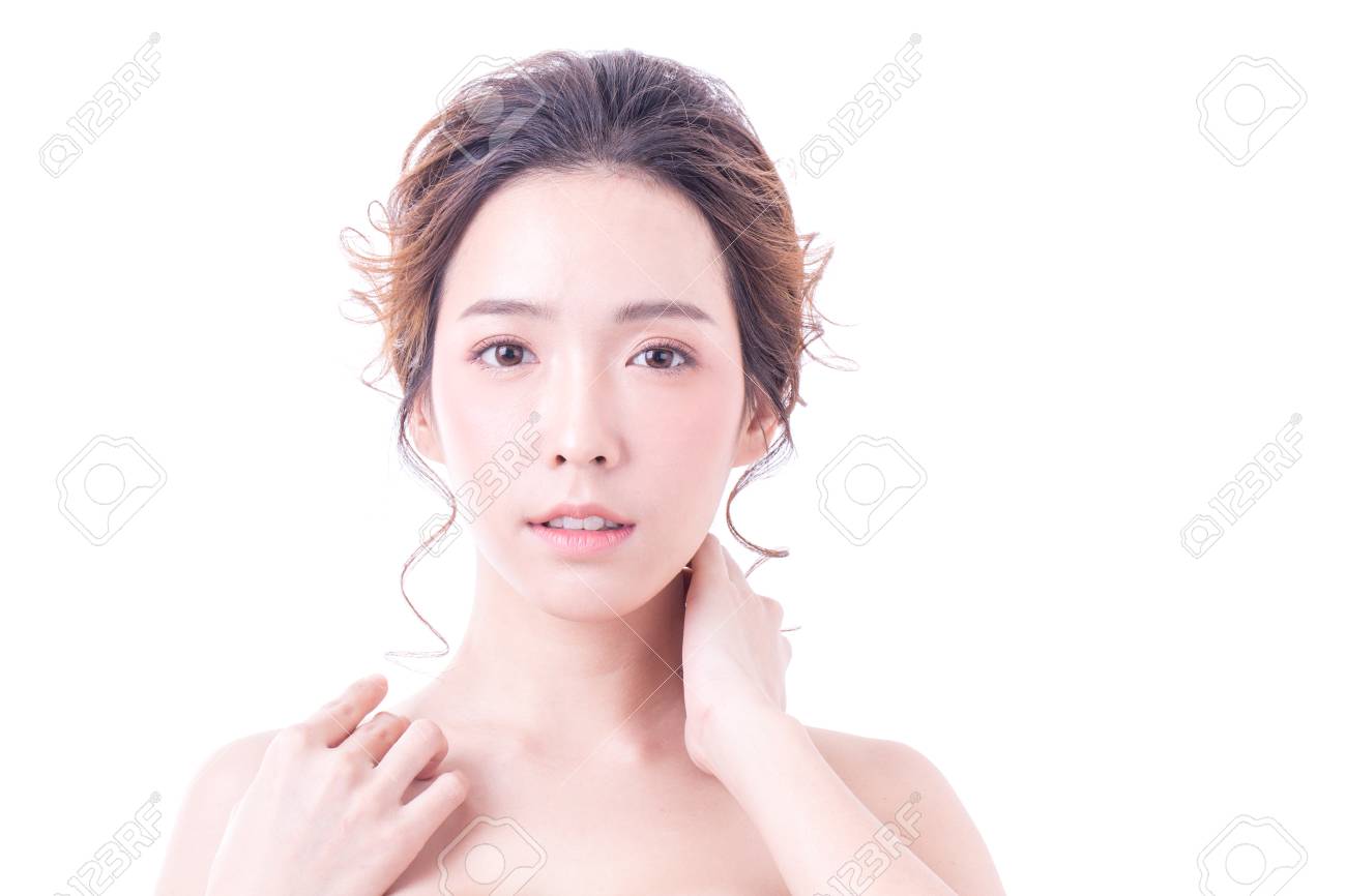 美しいアジアの女性の肖像画 カメラを見ている美しい女性 韓国人女性が顔に触れる 若者とスキンケアのコンセプトを持つ人々 白い背景に隔離されています の写真素材 画像素材 Image