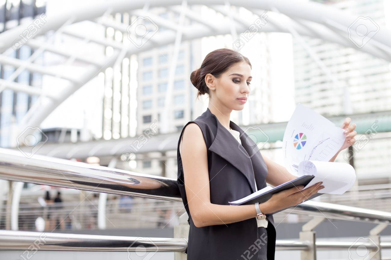 街の若い美人ビジネスウーマンが 仕事を考えて仕事を考える リーダーコンセプトの若きビジネスウーマン ビジネスコンセプトを考える白人女性 の写真素材 画像素材 Image