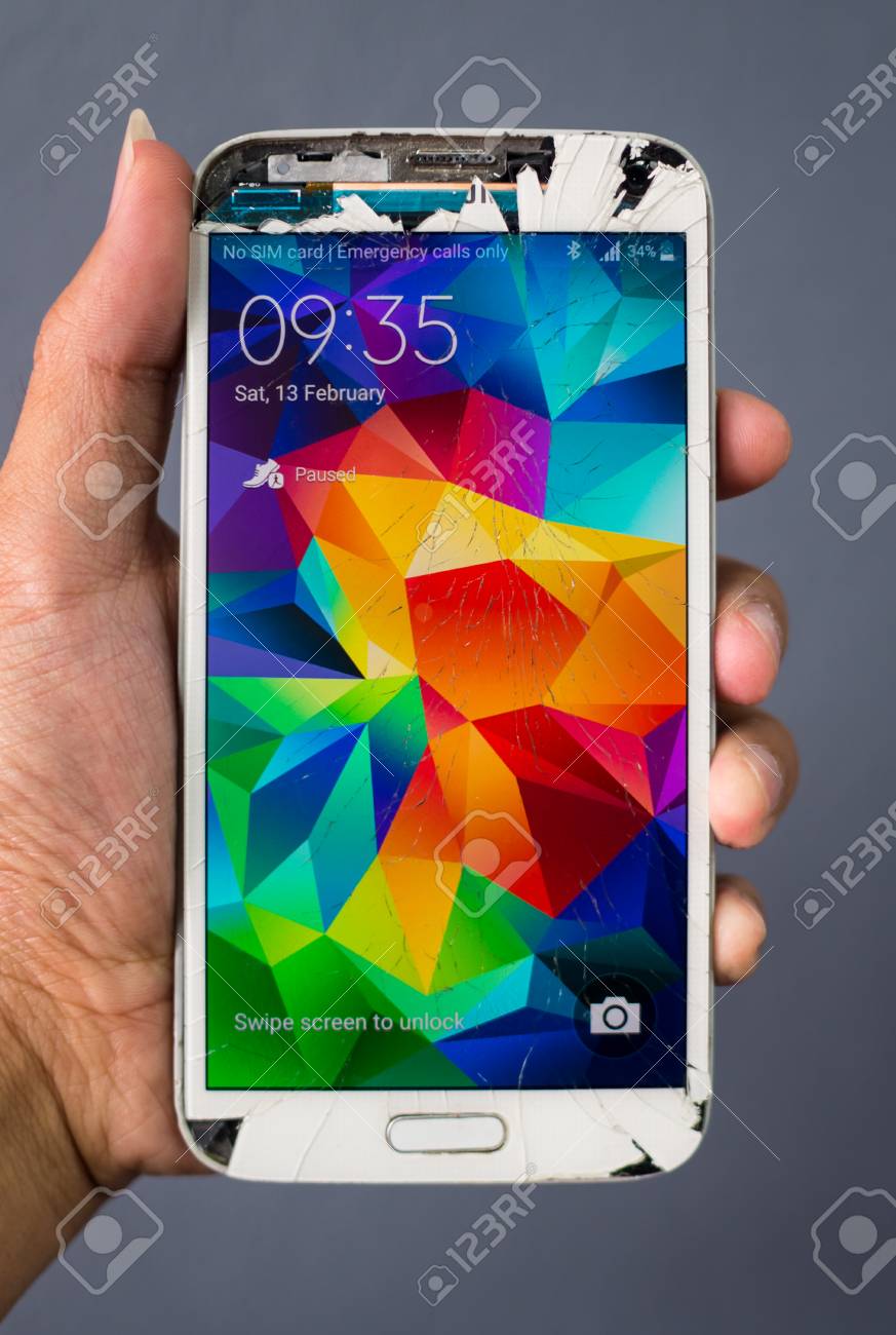 Chiangrai, 태국 : 2017 년 3 월 17 일 - 인간의 손에 들고 깨진 된 삼성 Note2 스마트 폰 및 다채로운 잠금  화면 표시 로열티 무료 사진, 그림, 이미지 그리고 스톡포토그래피. Image