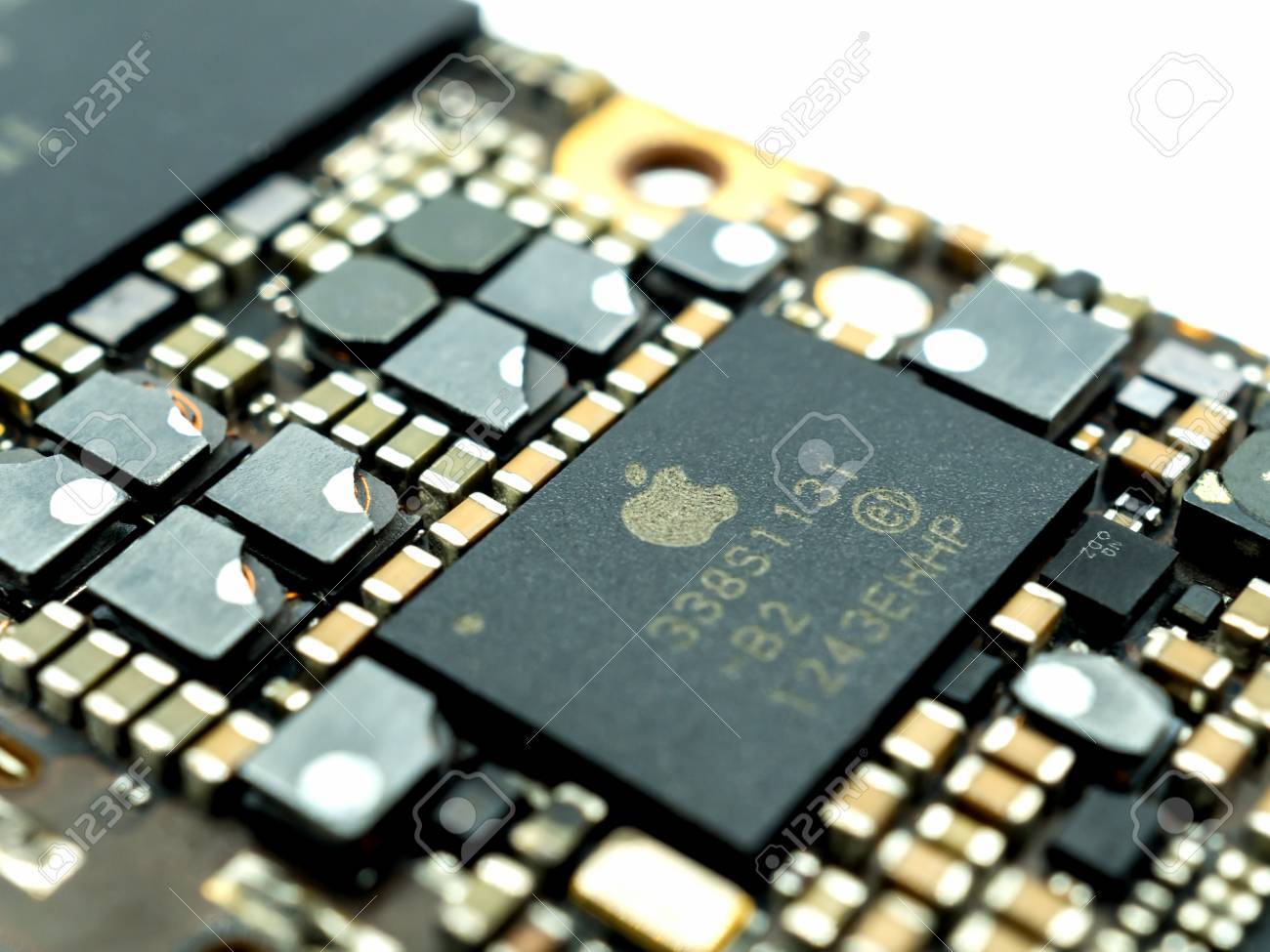 https://previews.123rf.com/images/poravute/poravute1708/poravute170800058/84843214-chiang-rai-thailand-april-8-2017-close-up-image-of-power-management-ic-chip-on-apple-iphone.jpg