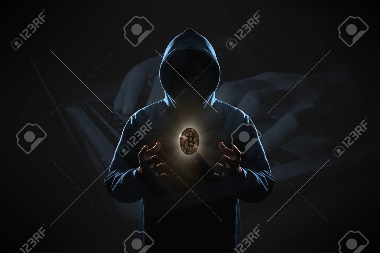 컴퓨터 랩톱 배경으로 해킹하는 해커에 어둠 속에서 해커의 손 위에 떠 있는 황금 비트코인. 금융, 비즈니스, 전자 상거래 또는 사이버  범죄 개념 로열티 무료 사진, 그림, 이미지 그리고 스톡포토그래피. Image 116008511