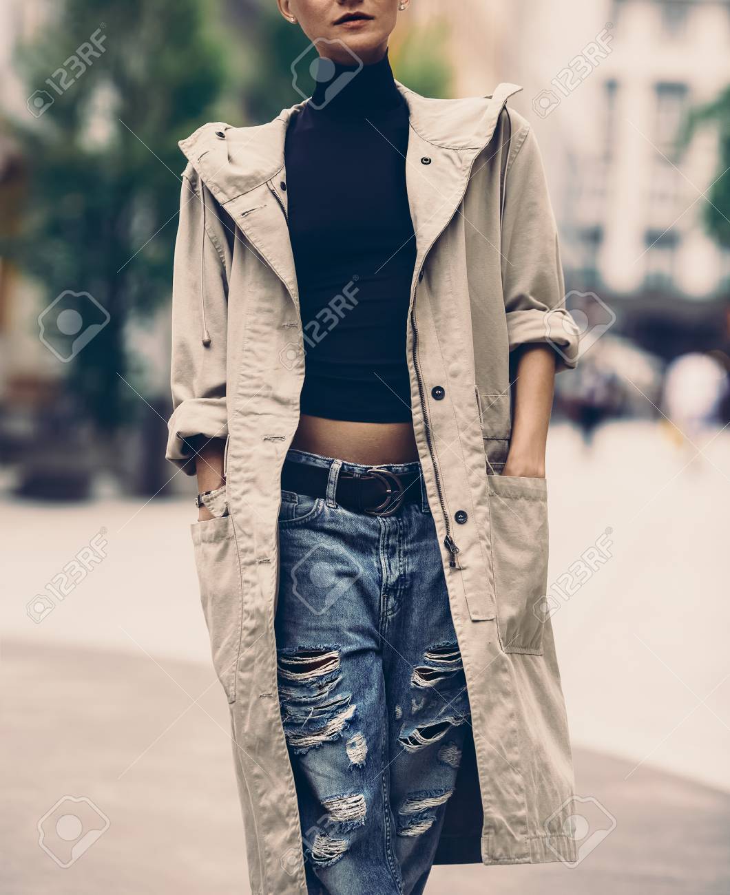 девочки в джинсах на улице