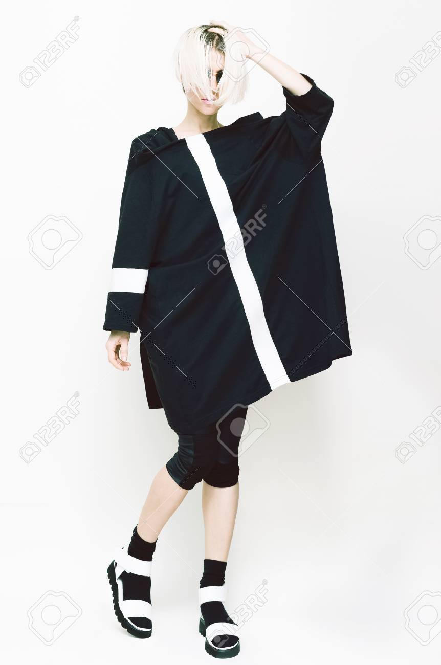 ハイファッションを見て 白い背景の上の少女 ファッショナブルな服 都市のモダンなスタイル の写真素材 画像素材 Image