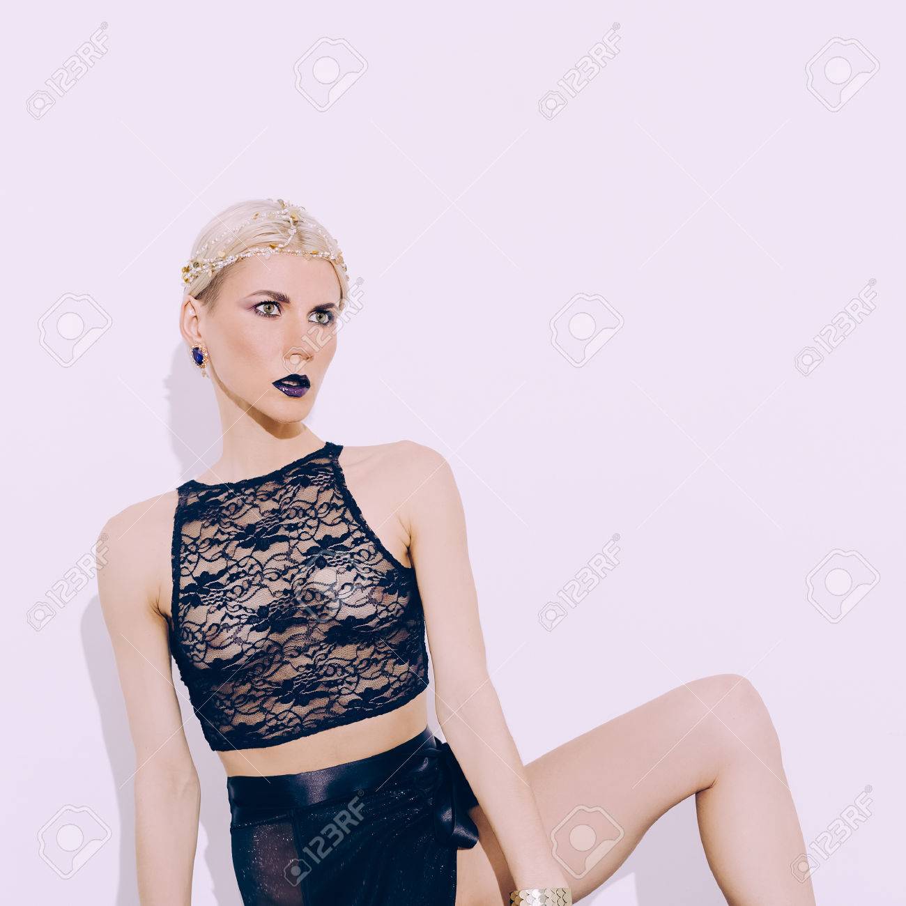 肖像画豪華なエロティックなランジェリーでの官能的な金髪の女性。ファッションのスタイル。
