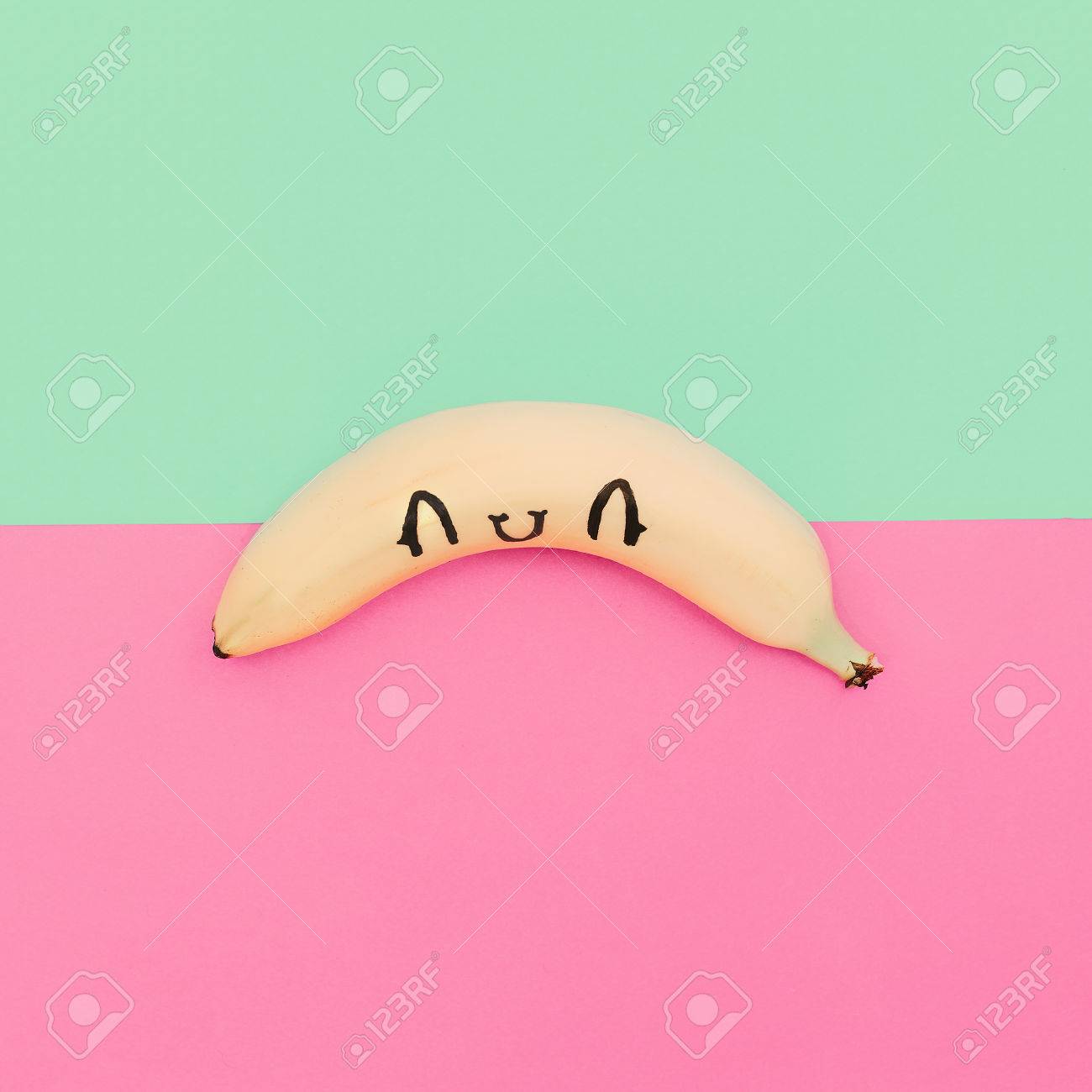 キャラクター幸せな赤ちゃんバナナ パステル カラー 最小限のスタイル の写真素材 画像素材 Image キャラクター幸せな赤ちゃんバナナ パステル カラー 最小限のスタイル の写真素材 画像素材 Image