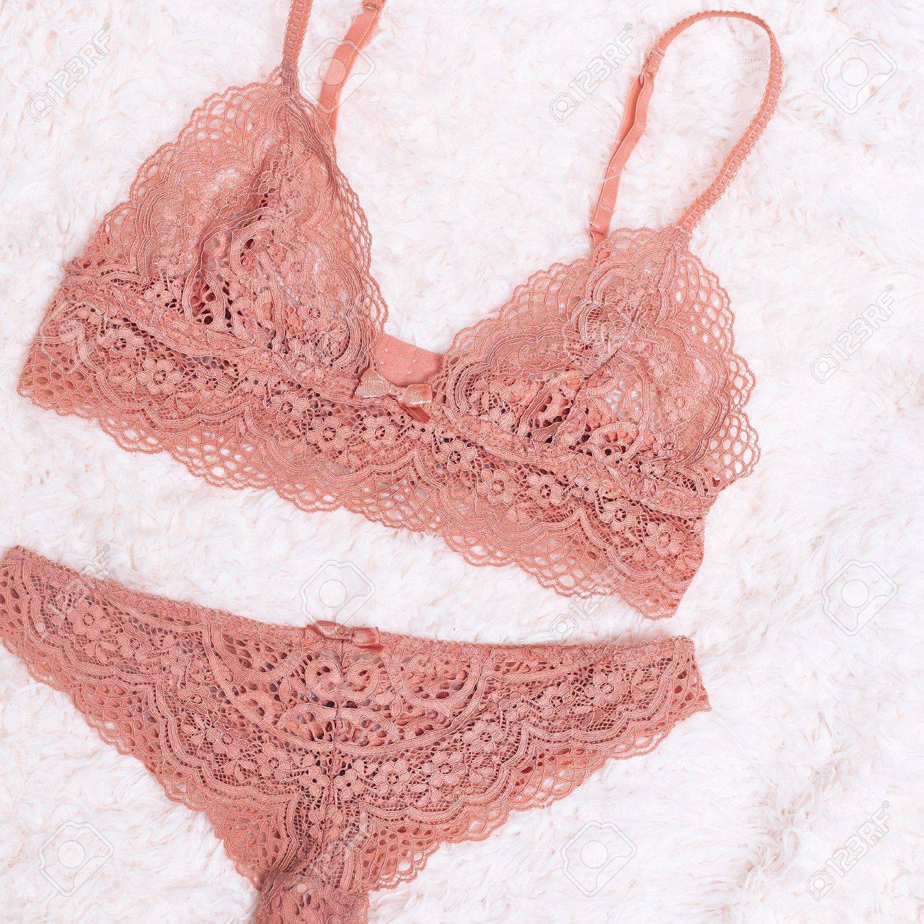 Concepto De La Moda. Tendencia De Lencería. Conjunto De Encaje Rosa Estilo Romántico Dama. Tiempo Para Citas Fotos, Retratos, Imágenes Y Fotografía De Archivo Libres De Derecho. Image 74069067.