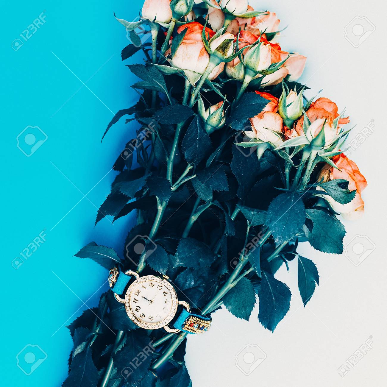 Montre élégante Et Un Bouquet De Fleurs Mode Minimalisme