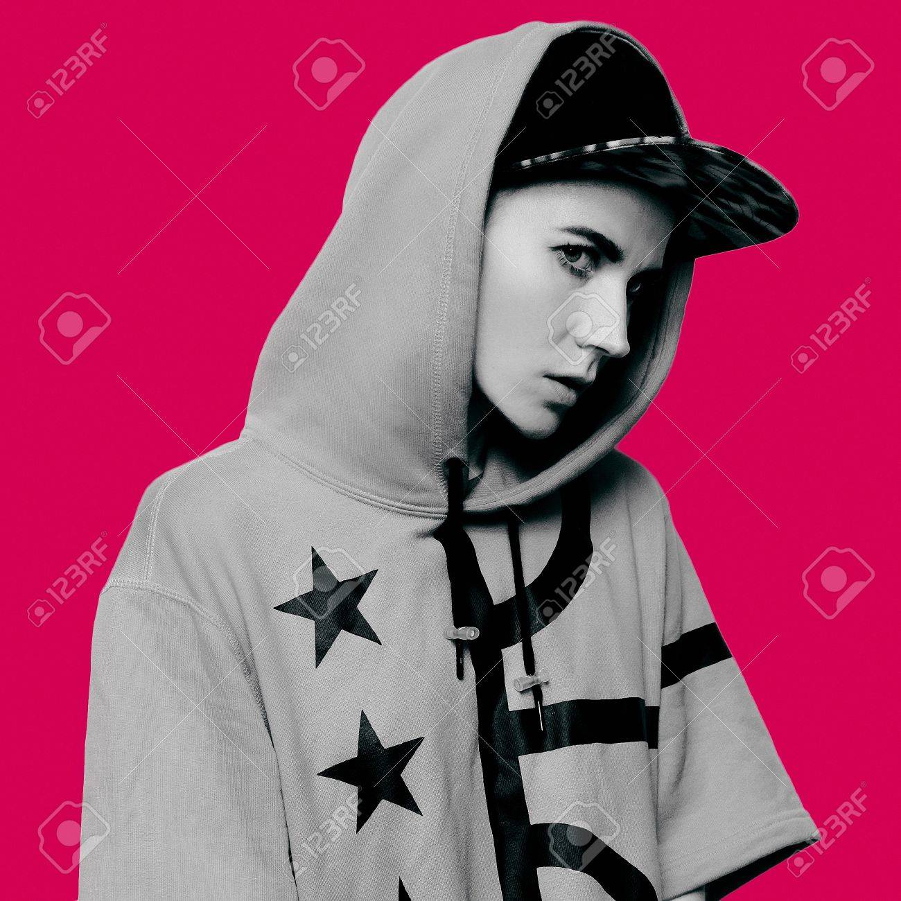 Banque d\u0027images , Casquette Hip Hop Girl Tomboy et vêtements élégants Urban Style Swag Minimal