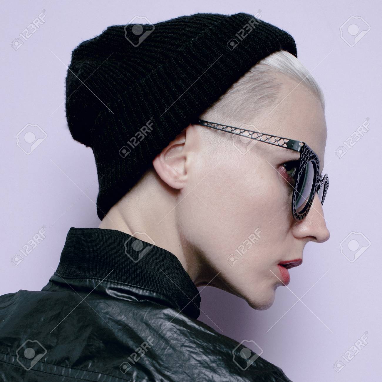 Banque d\u0027images , Bonnet Hipster Girl Tomboy Style noir élégant beanie