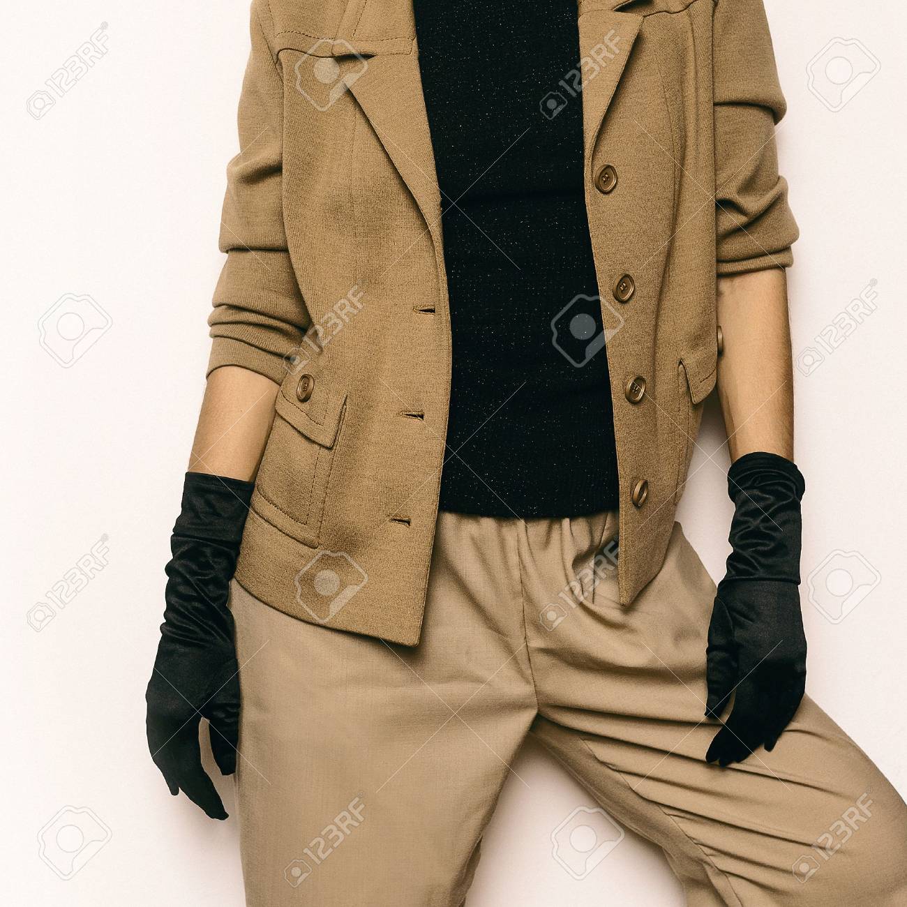 ヴィンテージ ファッション女性ベージュ古典的な衣装 スタイリッシュなアクセサリー 黒い手袋 ファッションの概念 容姿の美しさとレトロな時間 の写真素材 画像素材 Image