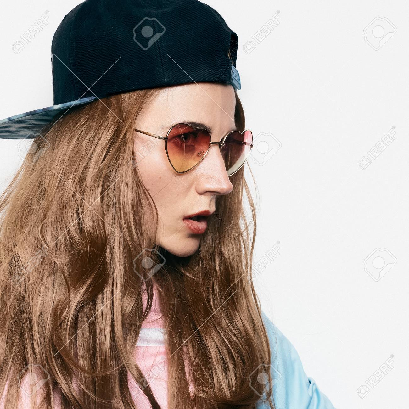 Banque d\u0027images , Teen Brunette Girl skateboard style boy cap, beauté hipster swag style, mode Tomboy
