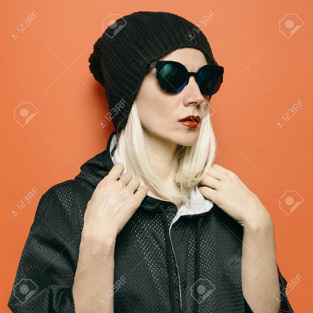 Banque d\u0027images , Hipster Blonde Modèle Swag Tomboy Style. Bonnet Bonnet