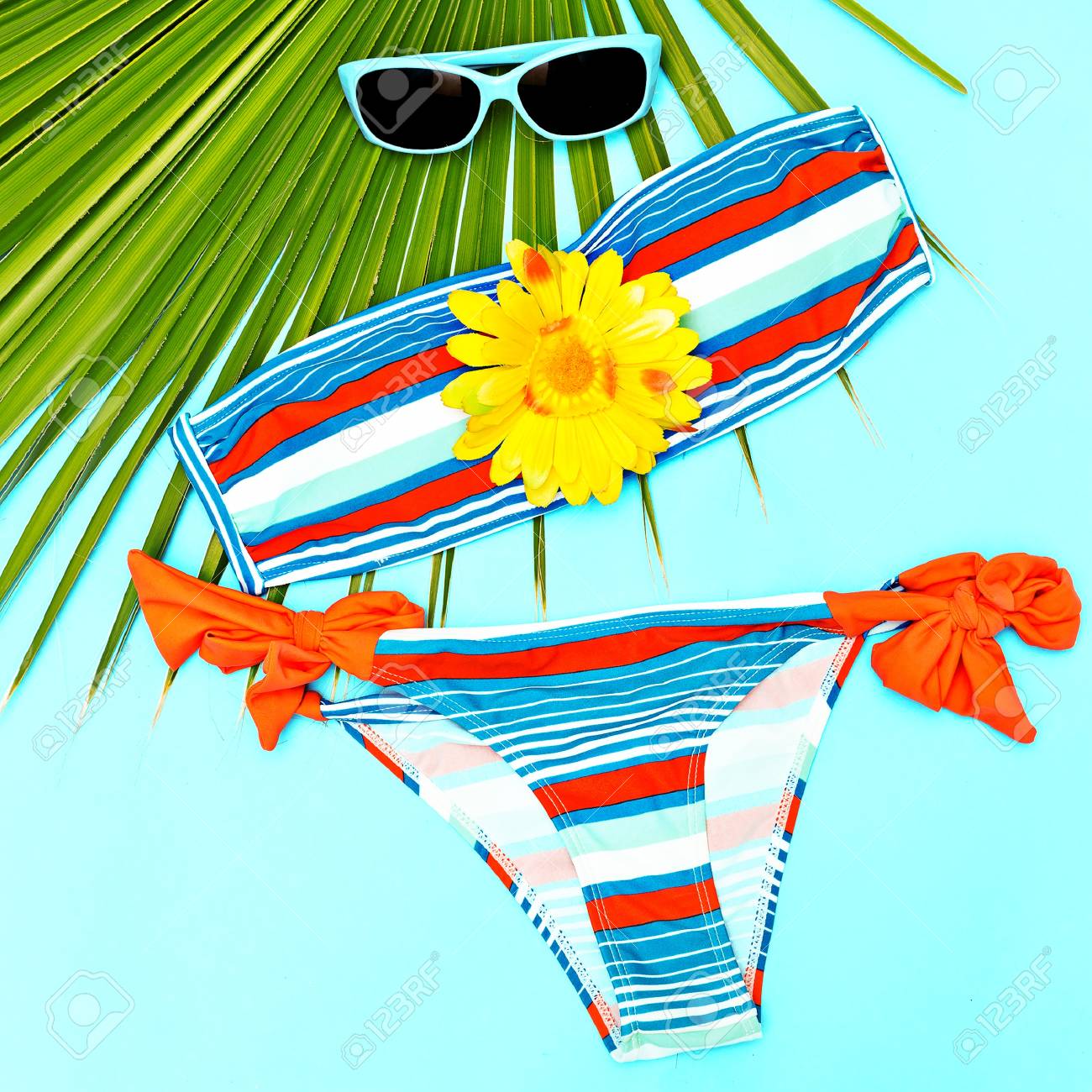 Elegante Traje De Playa Para Niña Bañador Y Accesorios Fotos Retratos Imágenes Y Fotografía De Archivo Libres De Derecho Image 87609829