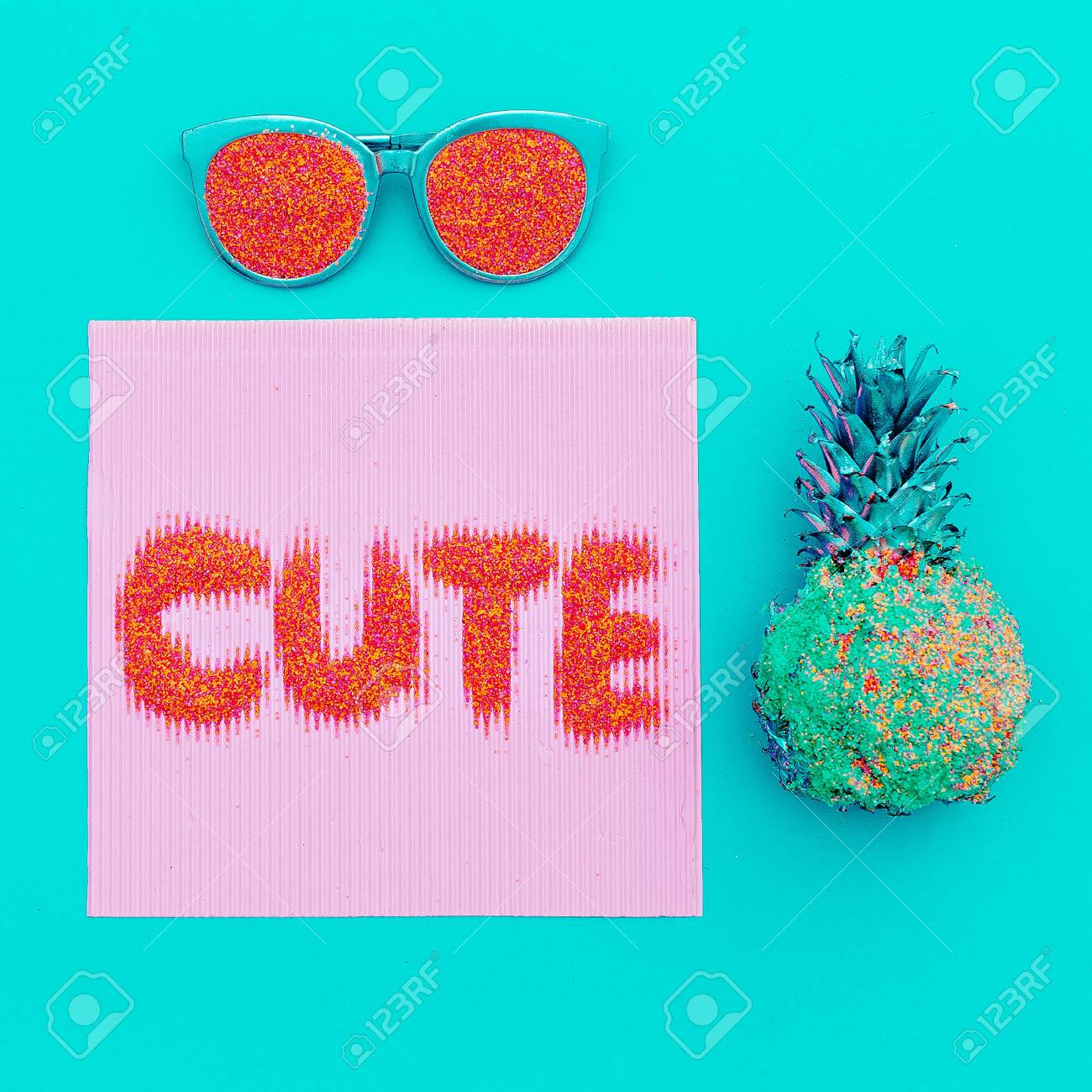 かわいいおしゃれなミニマル アート メガネとパイナップル の写真素材 画像素材 Image