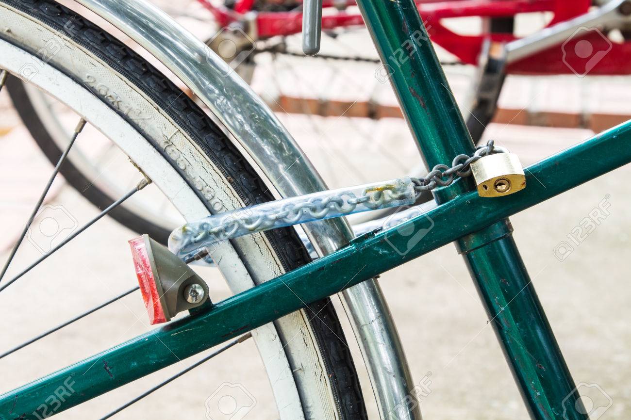 自転車は しっかりとロッドの盗難を防ぐために運ばれました 自転車盗難防止ロック の写真素材 画像素材 Image