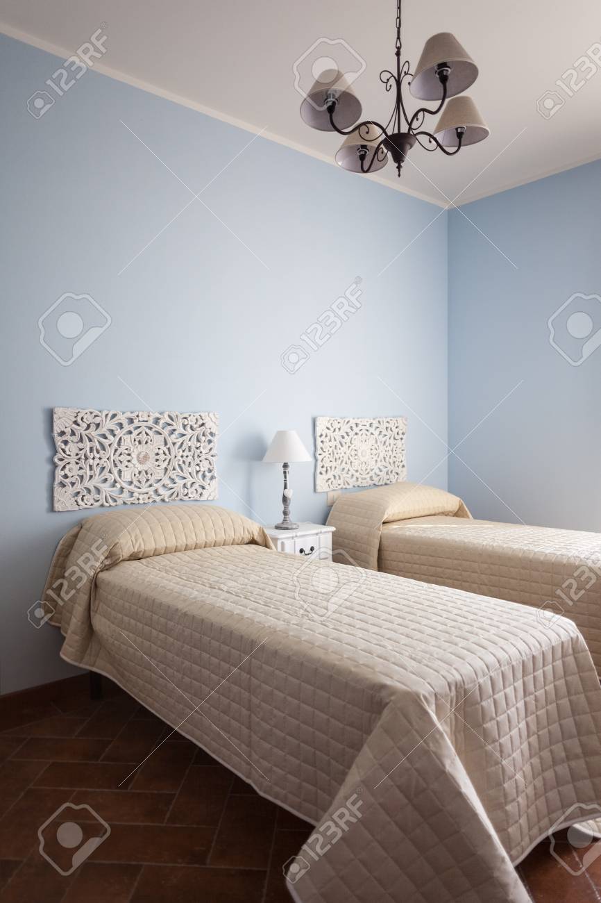 Ein Luxuriöses Schlafzimmer Mit Einer Lampe über Ein Bett ... Ein Luxuriöses Schlafzimmer Mit Einer Lampe über Ein Bett ...
