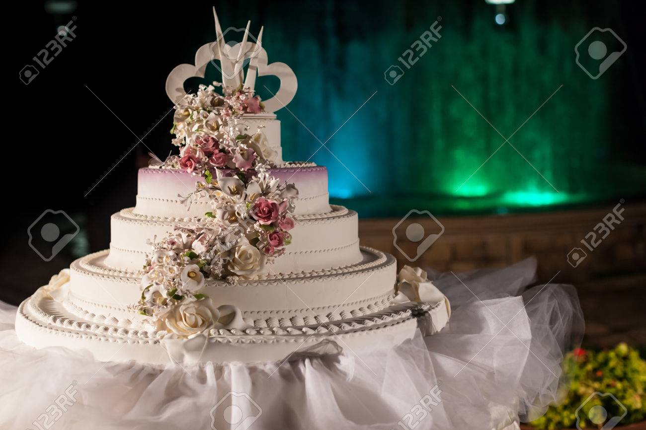 Un Gateau De Mariage Blanc Elegant Avec Une Fontaine En Arriere Plan Banque D Images Et Photos Libres De Droits Image