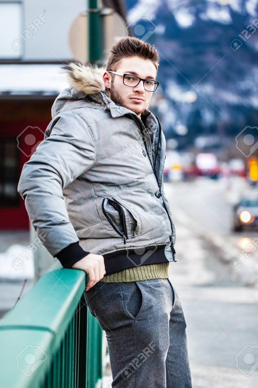 ヨーロッパの小さな山の町の散策の冬の服とハンサムな若い男 の写真素材 画像素材 Image ヨーロッパの小さな山の町の散策の冬の服とハンサムな若い男 の写真素材 画像素材 Image
