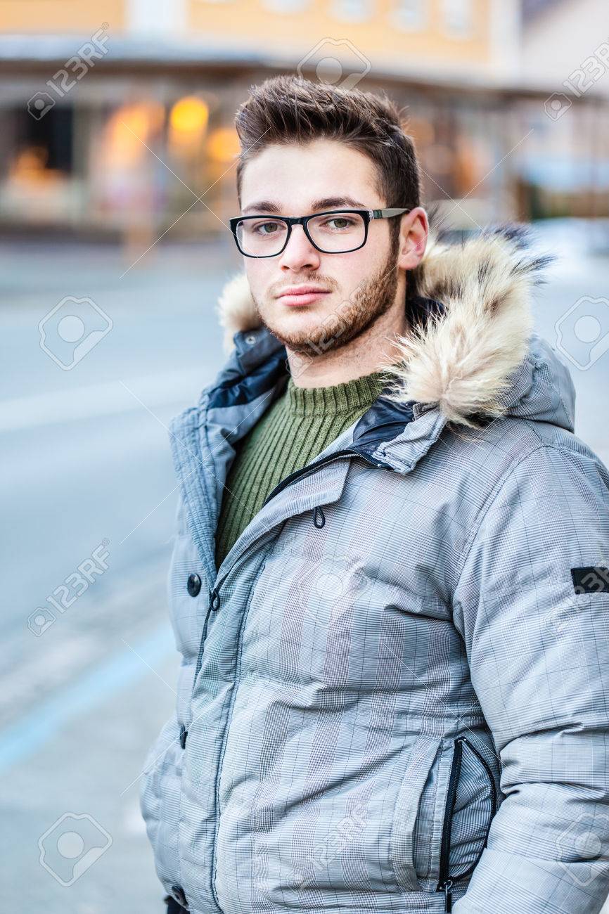 ヨーロッパの小さな山の町の散策の冬の服とハンサムな若い男 の写真素材 画像素材 Image ヨーロッパの小さな山の町の散策の冬の服とハンサムな若い男 の写真素材 画像素材 Image