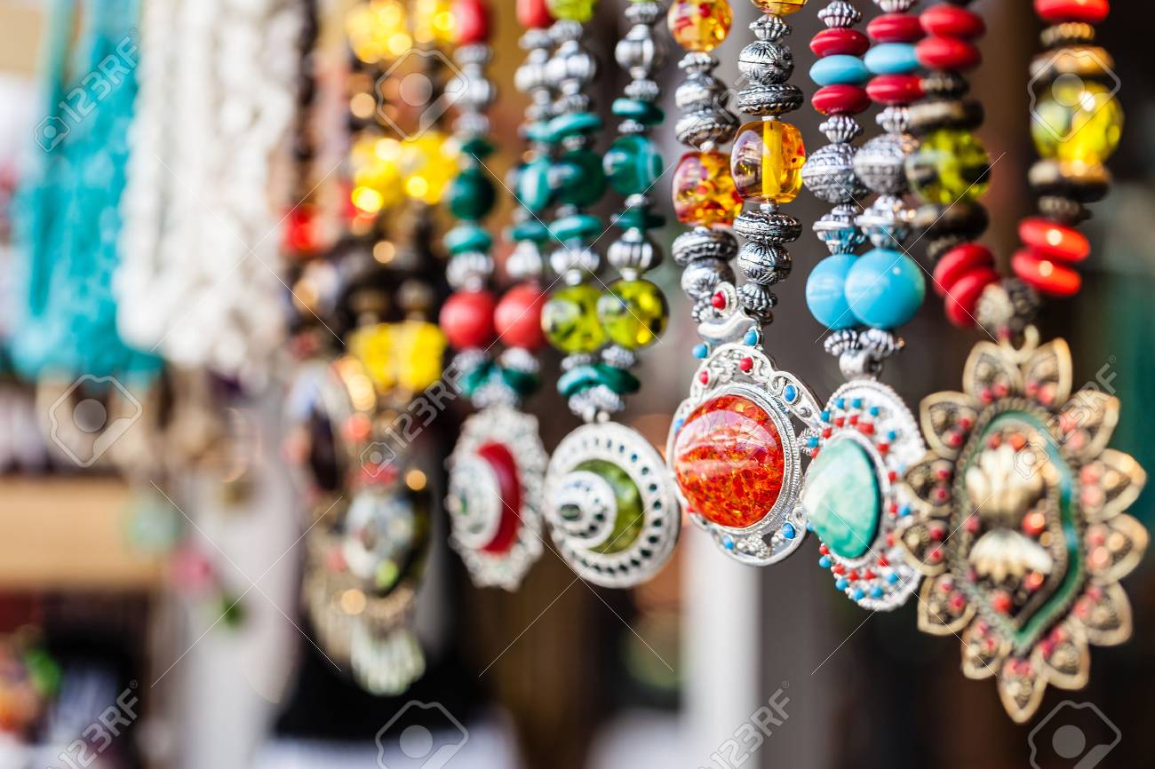Un Montón De Collares O Pulseras Exhibido En Una Tienda Turistas Tailandia Fotos, Retratos, Imágenes Y Fotografía De Libres De Derecho. 48569029.