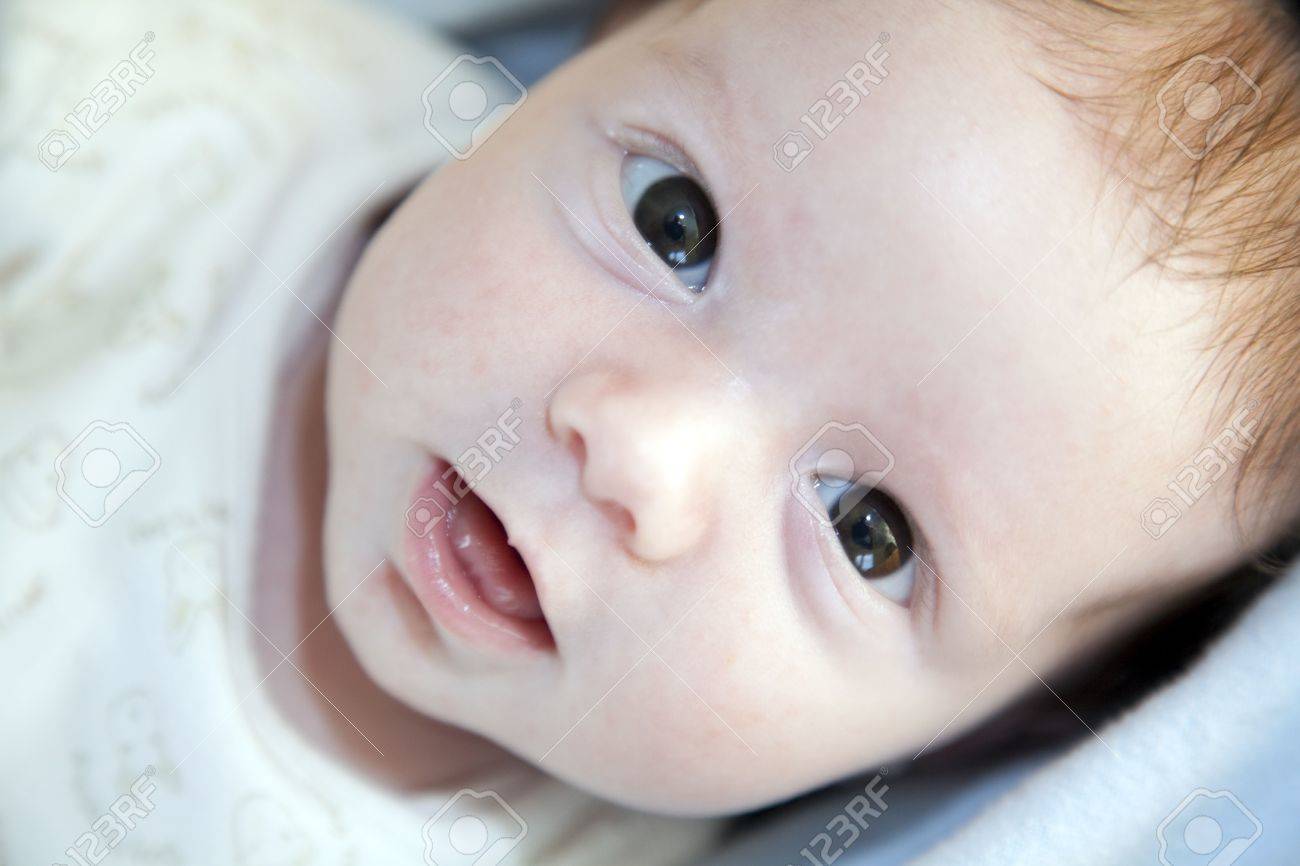 赤ちゃんは 生後 2 ヶ月 小さなかわいい赤ちゃん の写真素材 画像素材 Image