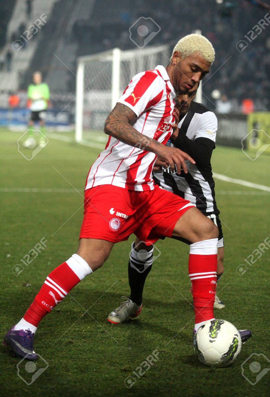 テッサロニキ ギリシャ 2 月 5 日 ベルトラン ロバート 裏 Paok テッサロニキ ギリシャの 12 年 2 月 5 日にオリンピアコス 0 2 とサッカーの試合でコリン カジム リチャーズ フロント の写真素材 画像素材 Image