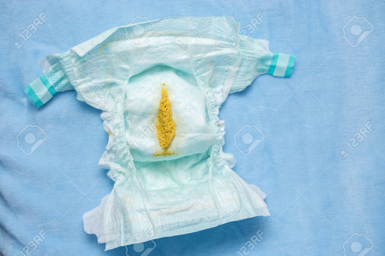 Couche Fessee Sale Avec Caca Jaune De Nouveau Ne 5 Mois De Bebe Sain En Train De Manger Du Lait Banque D Images Et Photos Libres De Droits Image