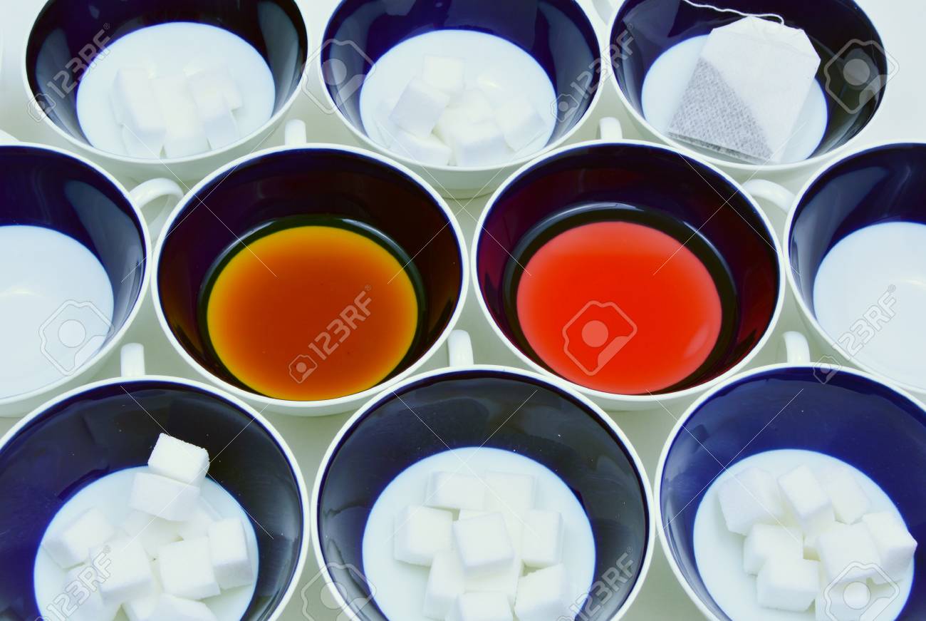 ベリーの紅茶と角砂糖で白と青のコレクション ティーカップと紅茶 の写真素材 画像素材 Image