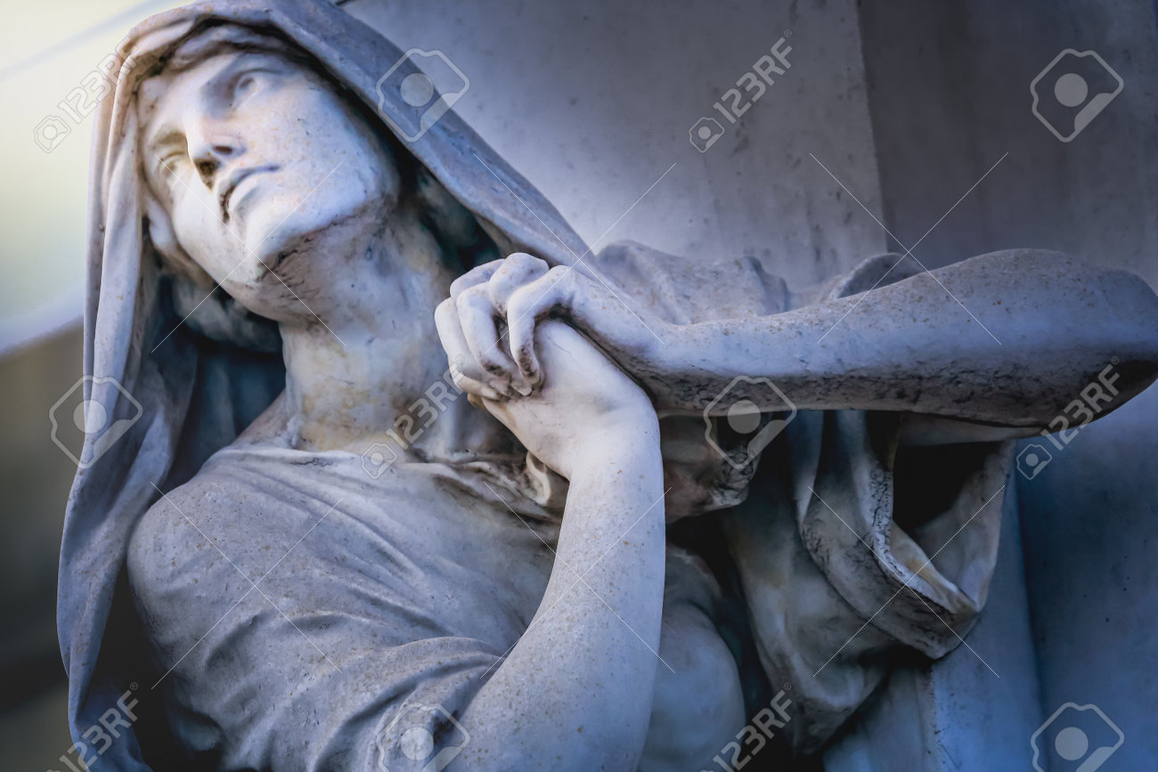 祝福された聖母マリアの祈り戴冠の聖母 リンゴをくわえた蛇を