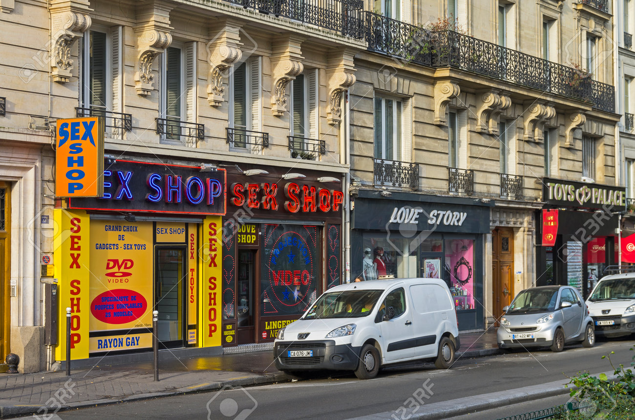 CA sex  ﾌﾗﾝｽ パリ, フランス - 2017 年 3 月 31 日: 大通りデのクリシーにセックス ショップの様々 な。フランス、パリのカルチェ ピガル  (歓楽街)。朝、クライアントがない、すべてが閉じているので。の写真素材・画像素材 Image 77863261