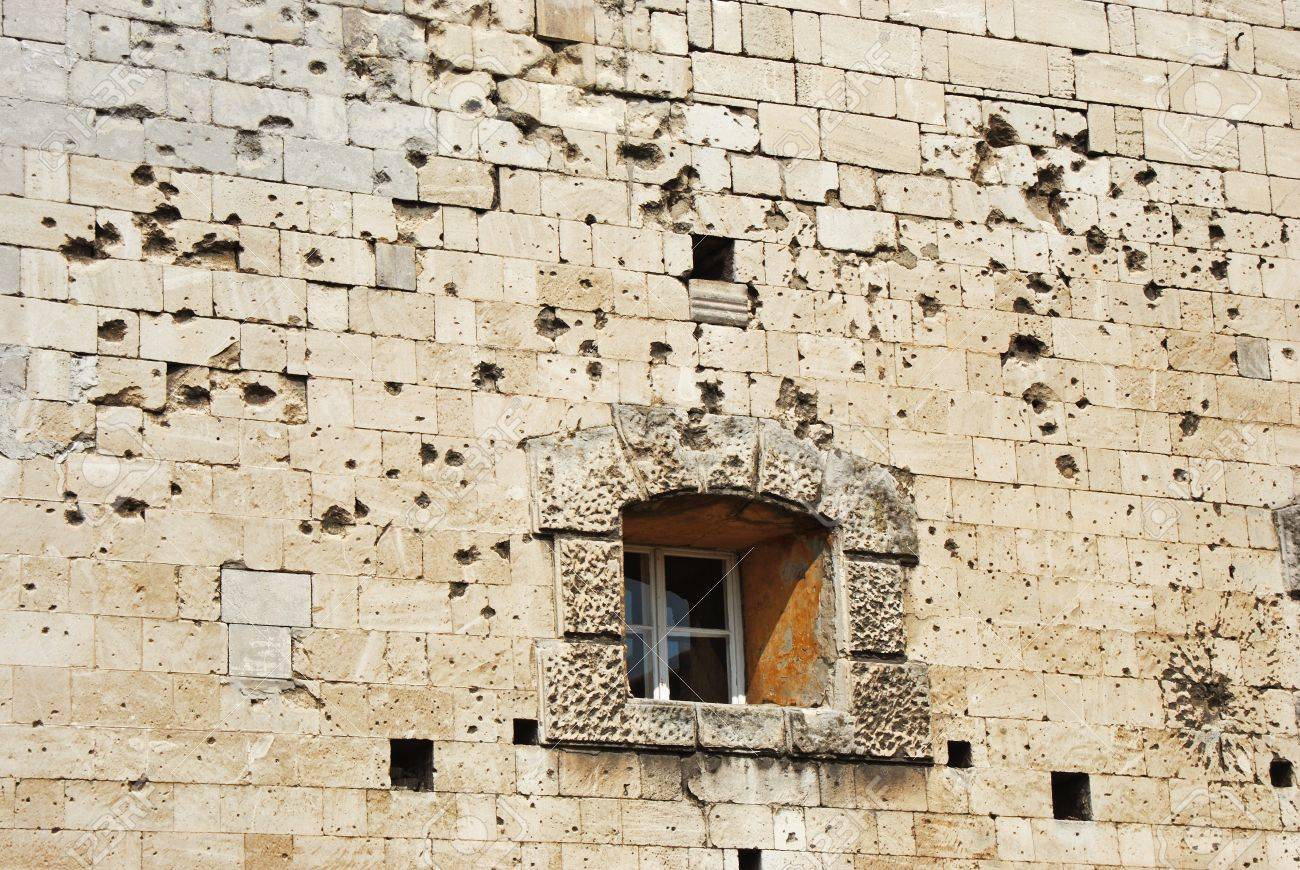 Zerschmetterte Wand Mit Rissen Und Einschusslocher Lizenzfreie Fotos Bilder Und Stock Fotografie Image 13684768