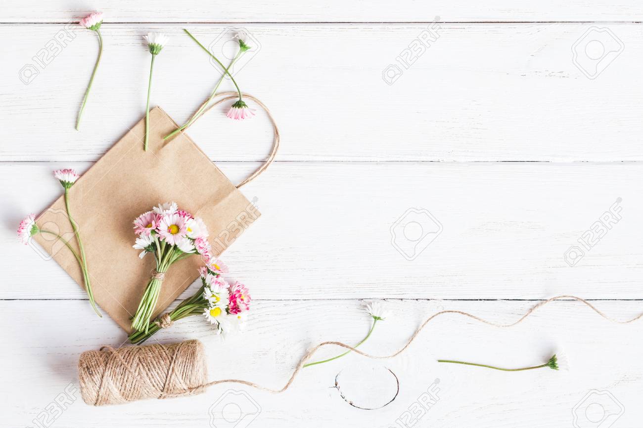 Espace De Travail Avec Des Petits Bouquets De Fleurs De Marguerite Des Sacs En Papier Création Vue De Dessus Plat Poser