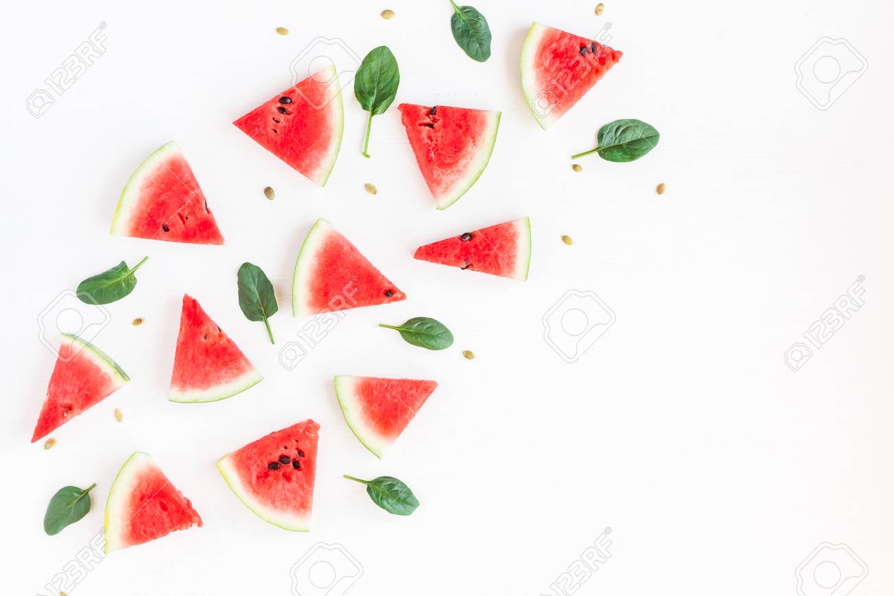 スイカのパターン。白い背景の上のスイカをスライスしました。フラット