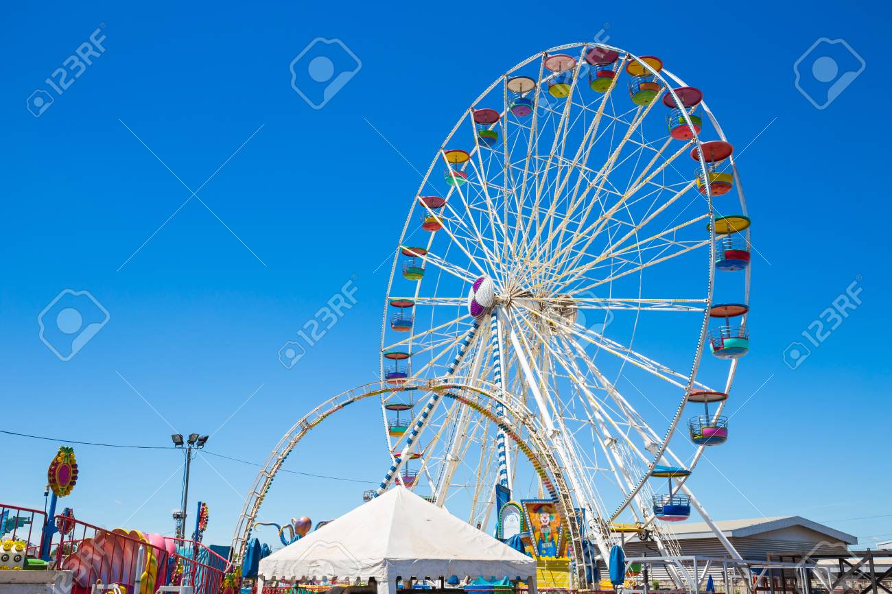 青い空を背景に遊園地で大観覧車 の写真素材 画像素材 Image 青い空を背景に遊園地で大観覧車 の写真素材 画像素材 Image