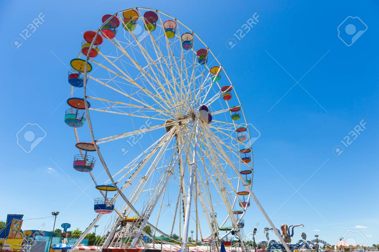 青い空を背景に遊園地で大観覧車 の写真素材 画像素材 Image
