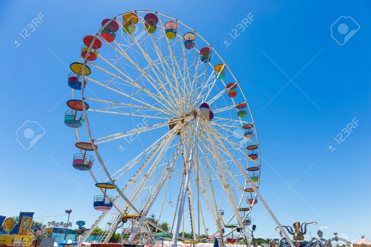 青い空を背景に遊園地で大観覧車 の写真素材 画像素材 Image 青い空を背景に遊園地で大観覧車 の写真素材 画像素材 Image