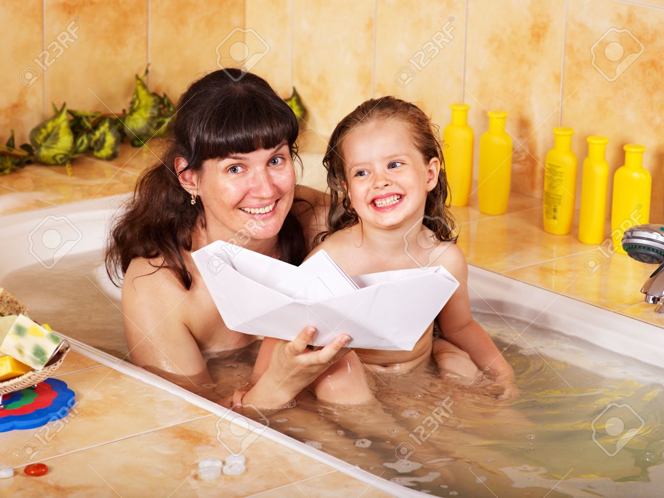 kids bath 母と子の泡風呂で洗います。の写真素材・画像素材 Image 9898583