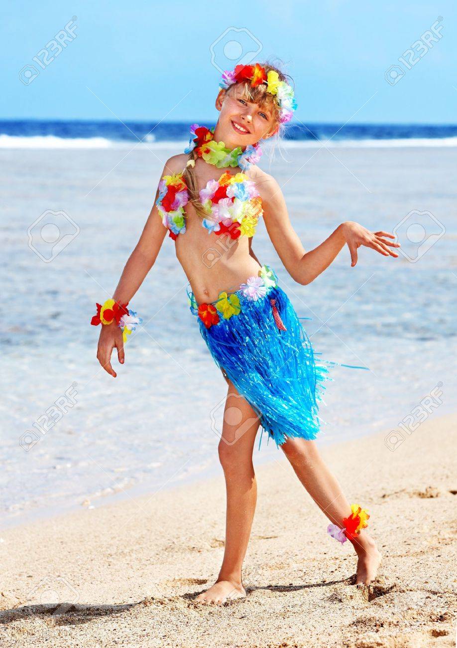 小さな女の子がハワイのビーチで遊んで の写真素材 画像素材 Image