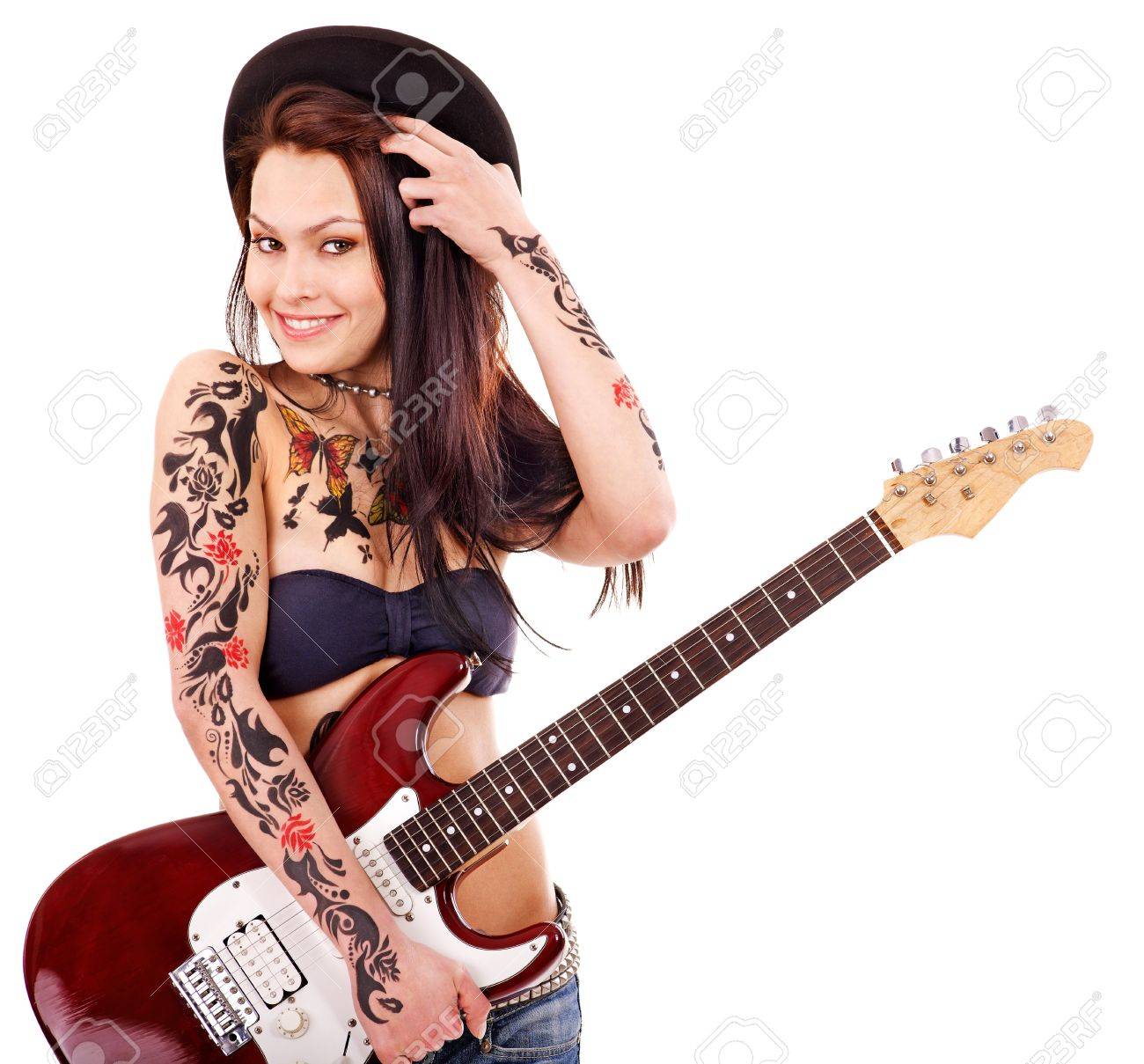 ギターの入れ墨を持つ若い陽気な女性 の写真素材 画像素材 Image