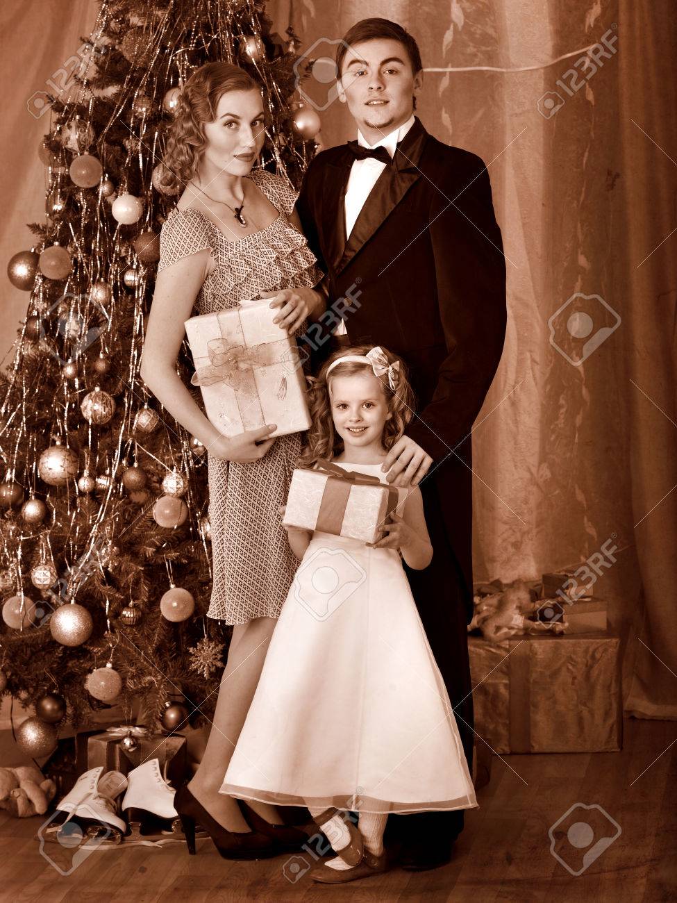 Immagini Natale In Bianco E Nero.Immagini Stock Famiglia Con Figli Spogliatoio Albero Di Natale In Bianco E Nero Retro Image 24176861