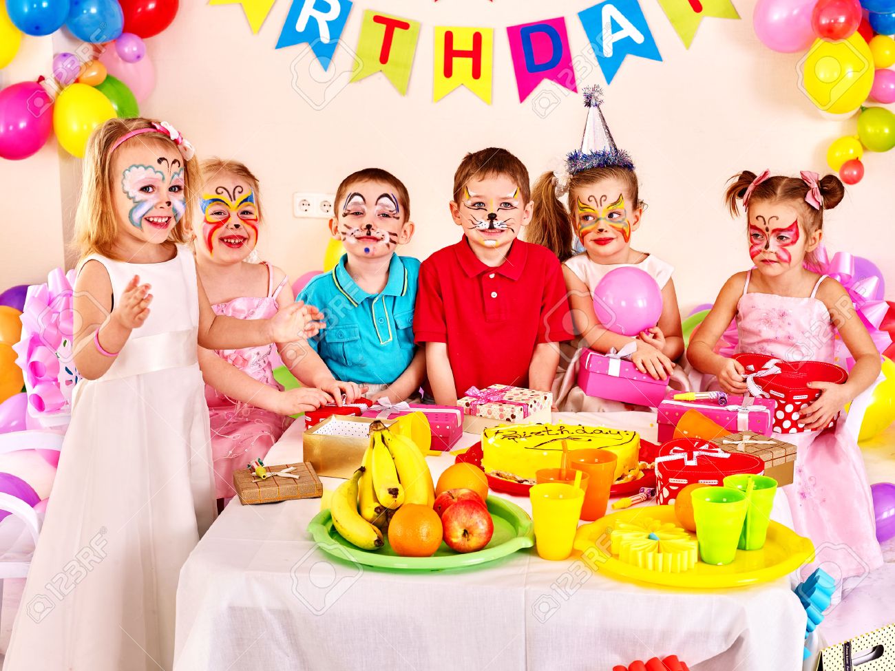 子供の誕生日パーティーのグループ テーブルの上に食べ物 の写真素材 画像素材 Image 子供の誕生日パーティーのグループ テーブルの上に食べ物 の写真素材 画像素材 Image