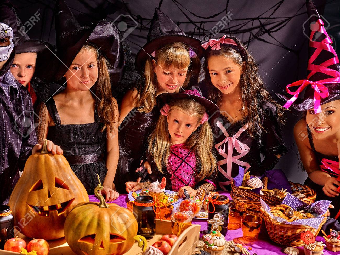 かぼちゃハロウィン パーティーを作る子供 の写真素材 画像素材 Image かぼちゃハロウィン パーティーを作る子供 の写真素材 画像素材 Image