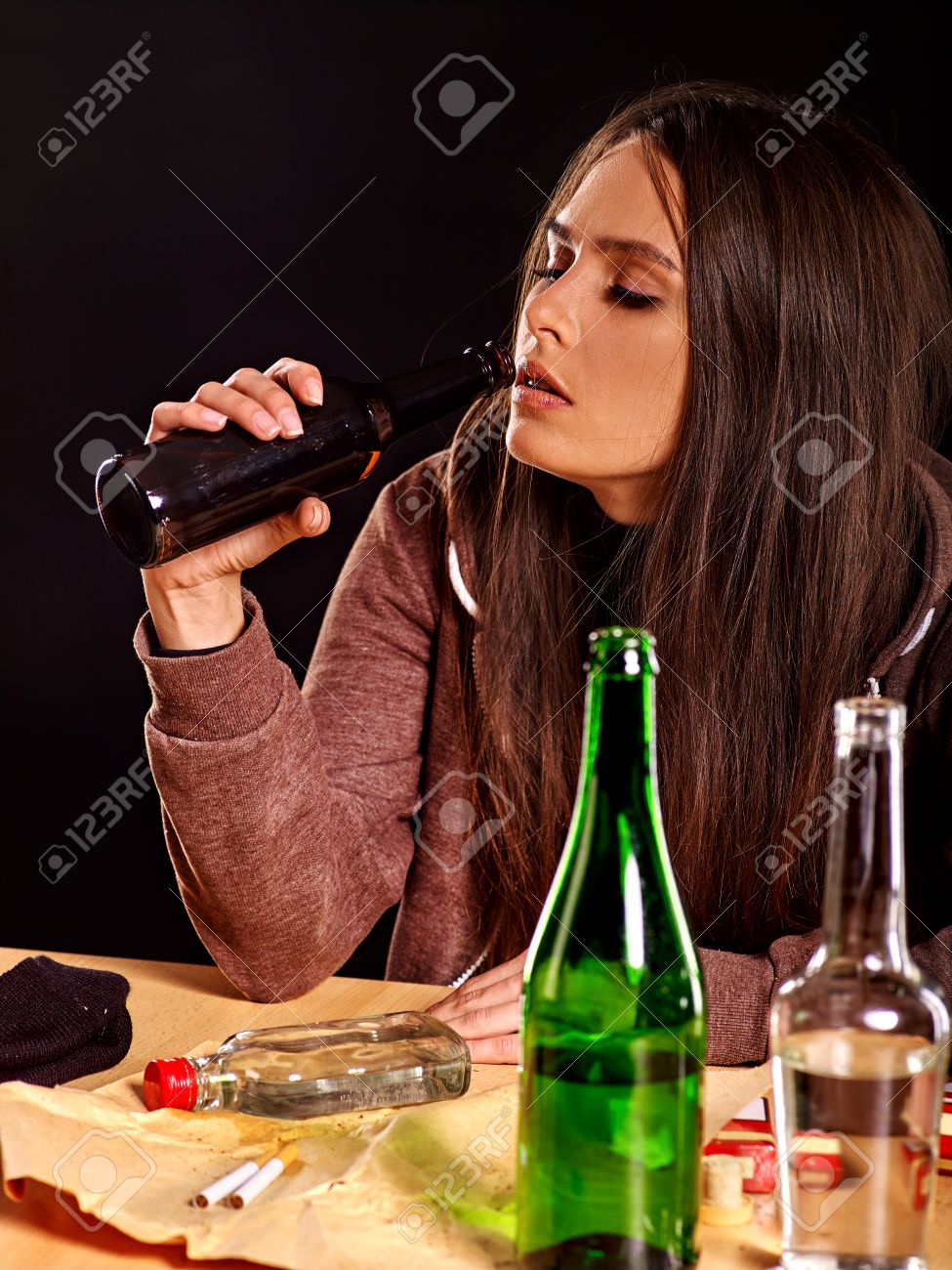 アルコールのボトルを保持している長い髪の飲酒の女の子 社会問題アルコール依存症 の写真素材 画像素材 Image