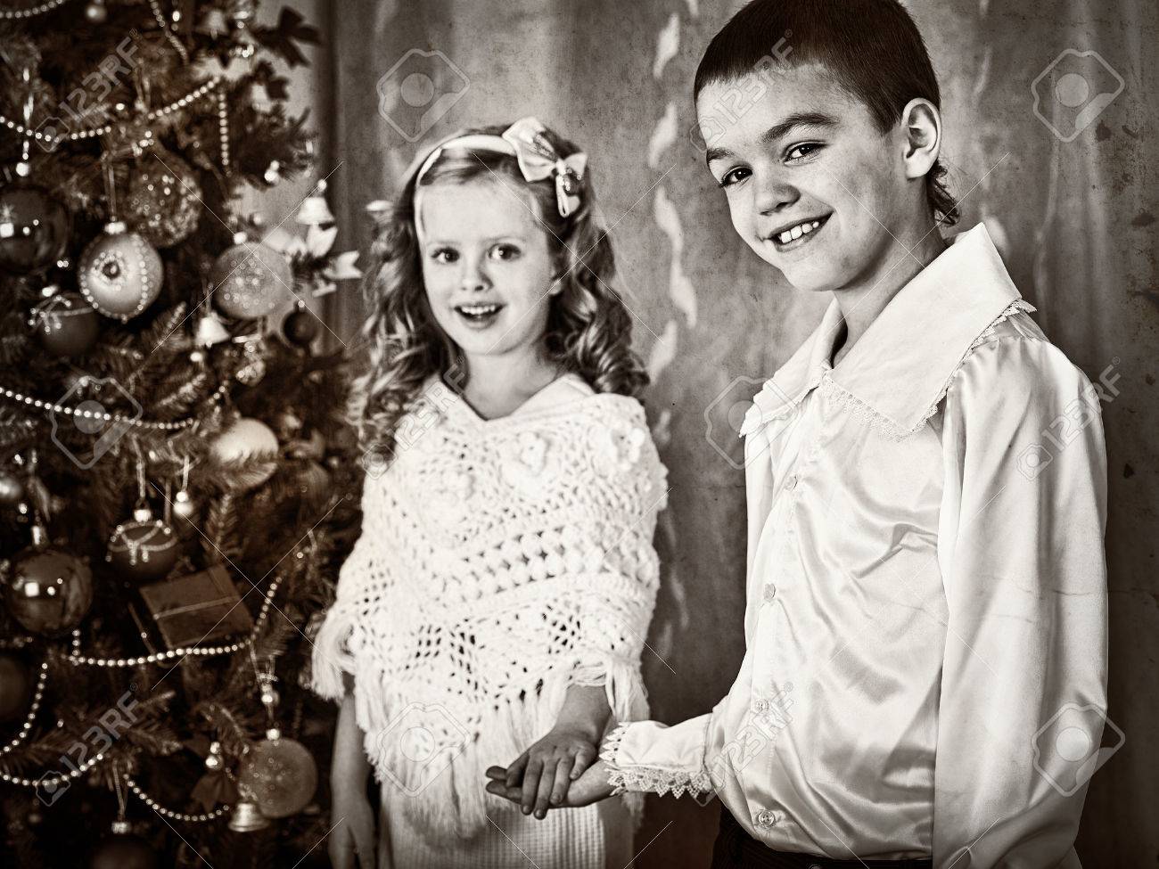 Immagini Natale In Bianco E Nero.Immagini Stock In Bianco E Nero Bambini Di Immagine Sotto L Albero Di Natale Stile Retro Di Natale Vecchia Fotografia Fratello E Sorella Si Incontrano Natale Image 65972157