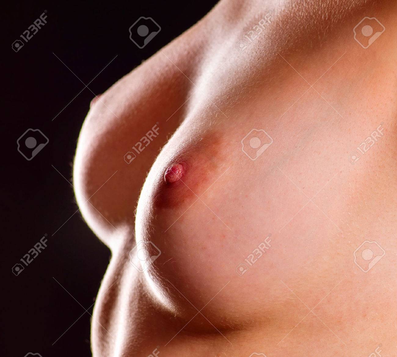 Sein Nude Se Bouchent. Coup Recadrée De Ventre Plat Et Taille Mince.  Concept De Médecine De Lauto-examen. Femme Nue Topless Sur Fond Noir.  Banque DImages et Photos Libres De Droits. Image 71205355